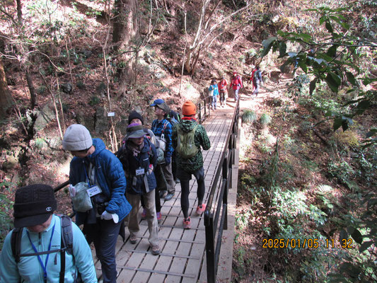 橋を渡る：3号路は5つの橋があります
