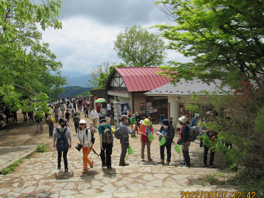 高尾山頂：GWの最中ですが朝方の雨で人出が少ない