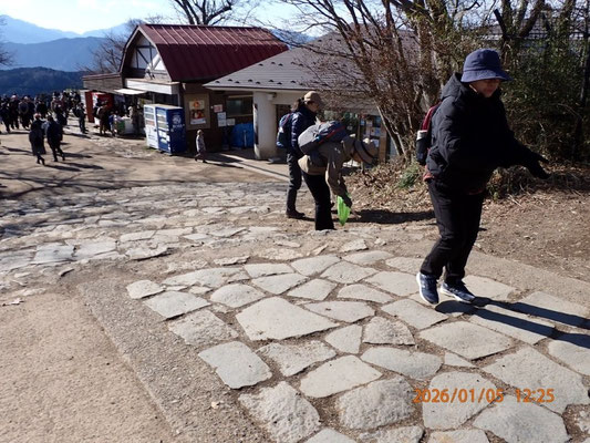 ゴミ拾い：高尾山頂でゴミを拾います