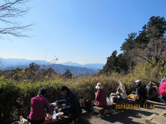 昼食：もみじも台で富士山を見ながら