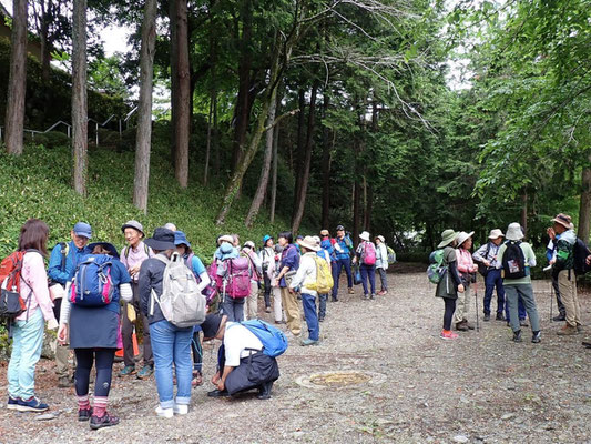 アイスブレーク：出発前に体調や山歩きの経験を尋ねます