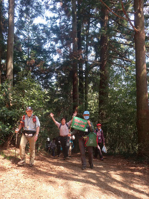 小旗を掲げ万歳して小仏峠に到着です〔撮影西出さん〕