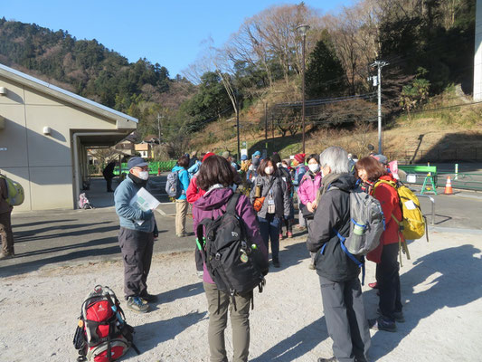 出発：班毎にアイスブレークしてから