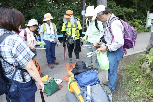 ゴミ分別：割れたガラス瓶は別の袋に入れます