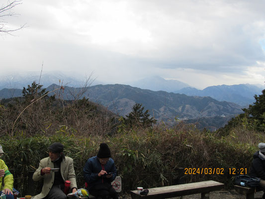 景色：雲に隠れた富士山と丹沢の山々