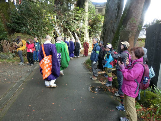 薬王院で僧侶に出会い風景