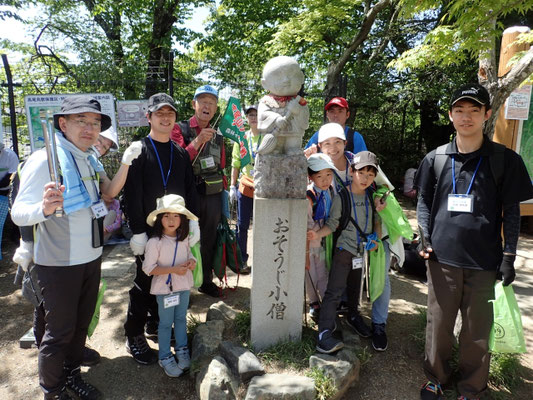 ゴミ拾い：子供目線で落ちているゴミを探します