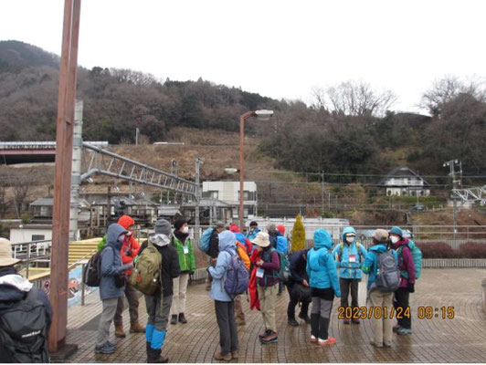 相模湖駅前で開会式