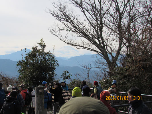 自然観察2：高尾山頂から朧気にみえる富士山の頂