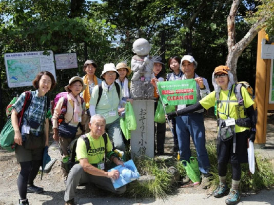 高尾山頂のシンボルおそうじ小僧③：午前中から拾いました