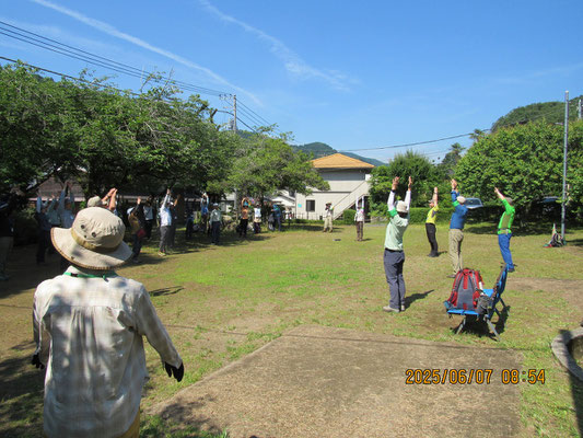 開会式：準備体操_全身を伸ばします
