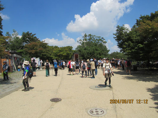 高尾山頂：暑くてもけっこうな人出です
