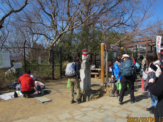 ゴミ拾い：高尾山頂のおそうじ小僧