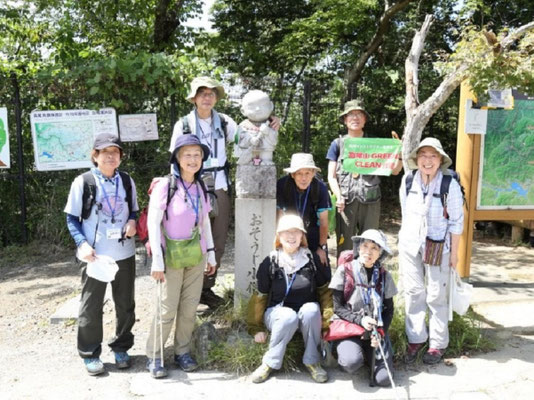 高尾山頂のシンボルおそうじ小僧①：これからゴミ拾いです