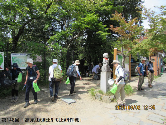 ゴミ拾い：山頂のおそうじ小僧の周りからゴミ拾い開始