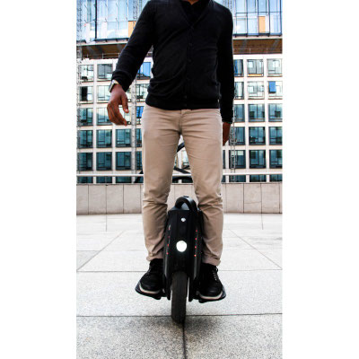 homme en monoroue sur le trottoir