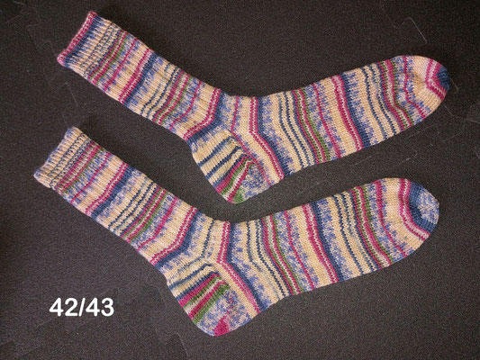 4-fach Sockengarn, 75% Schurwolle, 25% Polyamid, waschbar bis 40° im Schonwaschgang