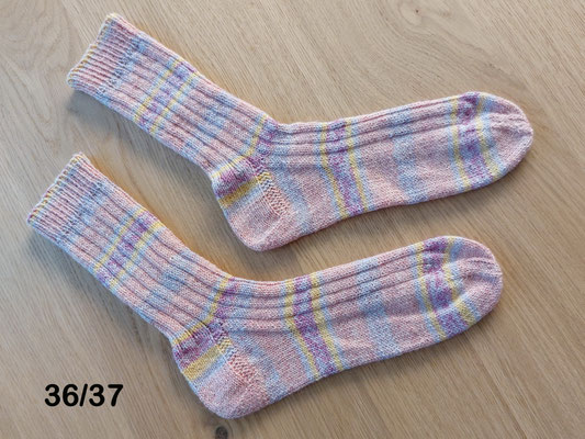 4-fach Sockengarn mit Baumwolle und Bambus, 40% Baumwolle, 25% Schurwolle, 20% Viskose (Bambus), 8% Polyamid, 7% Polyester, waschbar bis 40° im Schonwaschgang