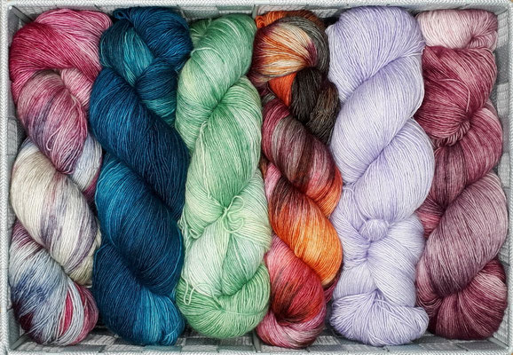 Manos del Uruguay Marina - feinstes seidig weiches Merino-Lacegarn aus Fair-Trade-Produktion, 100% Schurwolle (Merino, superwash behandelt), Lauflänge 800m/100g, maschinenwaschbar im Wollwaschgang