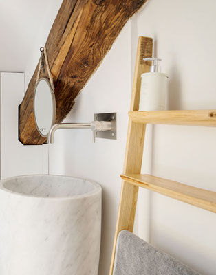 natural wood ladder for bath decor