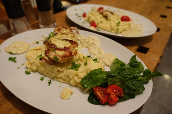 Schnitzel mit Bacon Baconschnitzel an Senfsoße und Kartoffelstampes Püree Pi mal Butter Mädchenvöllerei Rezept kochen Saarland