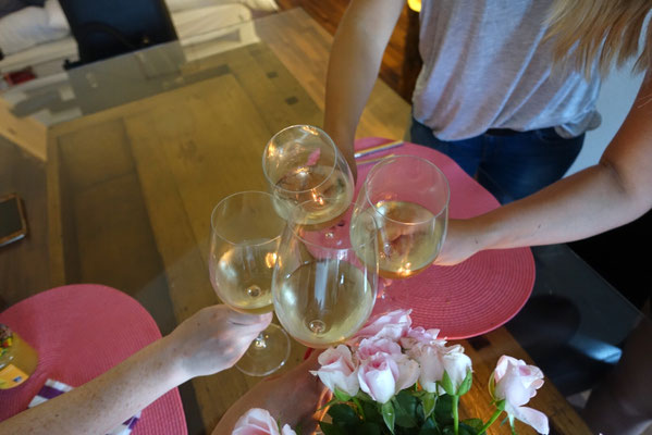 Pi mal Butter Mädchenvöllerei - Stößchen Wein Weinzeit
