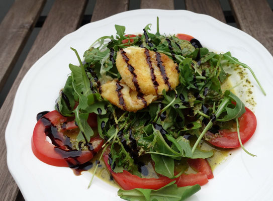 Tomate Mozzarella Salat gebacken Rucola Mädchenvöllerei Pi mal Butter Saarland Food Blog Rezept saarland