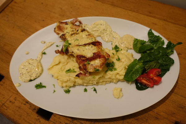 Schnitzel mit Bacon Baconschnitzel an Senfsoße und Kartoffelstampes Püree Pi mal Butter Mädchenvöllerei Rezept kochen Saarland