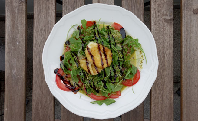 Tomate Mozzarella Salat gebacken Rucola Mädchenvöllerei Pi mal Butter Saarland Food Blog Rezept saarland
