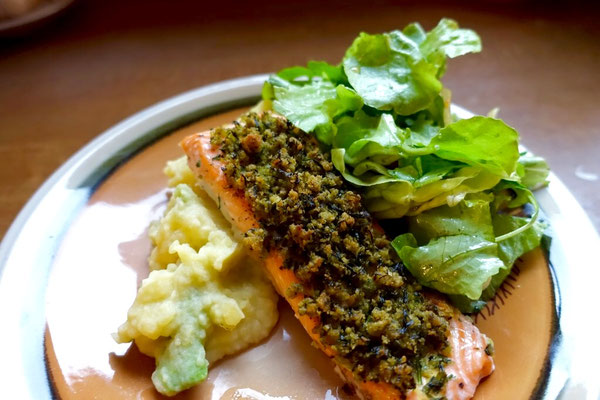 Pi mal Butter Saarland Food Blog Mädchenvöllerei lachsfilet Kräuterkruste Avocado Kartoffelpüree