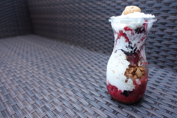 Schichtdessert mit Beeren und Amarettini - Mädchenvöllerei Pi mal Butter