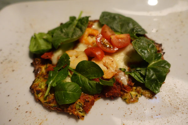 Zucchini-Pizza mit Garnelen und Spinat Rezepte lecker Pi mal Butter Mädchenvöllerei Saarland