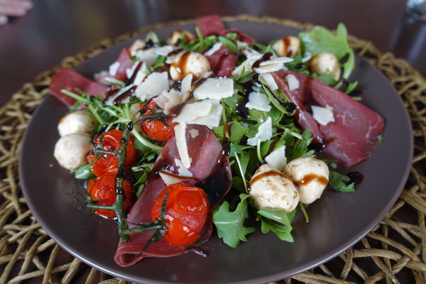 Bresaola an Rucola und Mozzarellbällchen - Mädchenvöllerei Pi mal Butter
