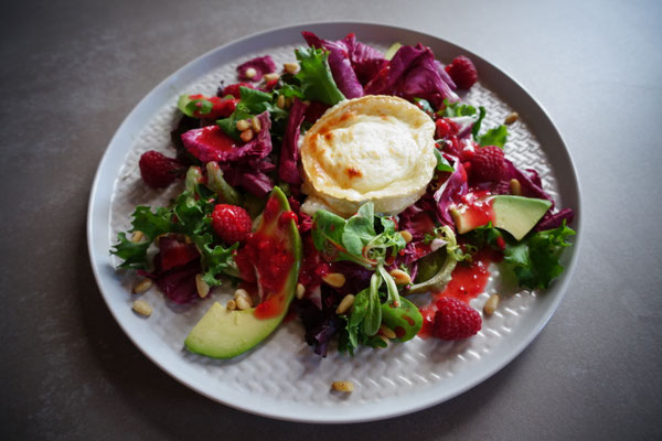 Sommersalat mit Ziegenkäse, Avocado und Himbeerdressing Mädchenvöllerei Food Foodblod Saarland Rezept Kochen