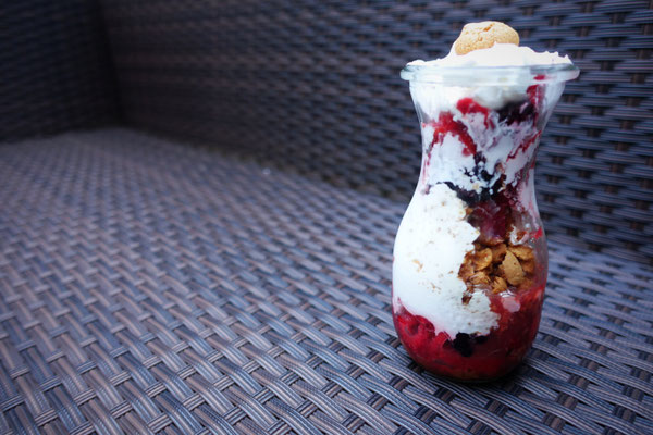 Schichtdessert mit Beeren und Amarettini - Mädchenvöllerei Pi mal Butter