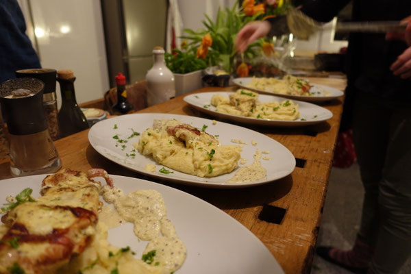Schnitzel mit Bacon Baconschnitzel an Senfsoße und Kartoffelstampes Püree Pi mal Butter Mädchenvöllerei Rezept kochen Saarland