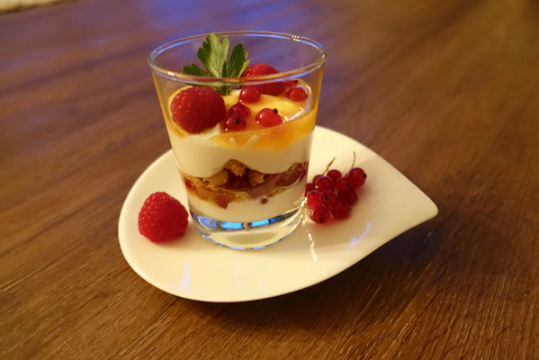 Griechischer Joghurt mit Cantuccini und Beeren Pi mal Butter Mädchenvöllerei