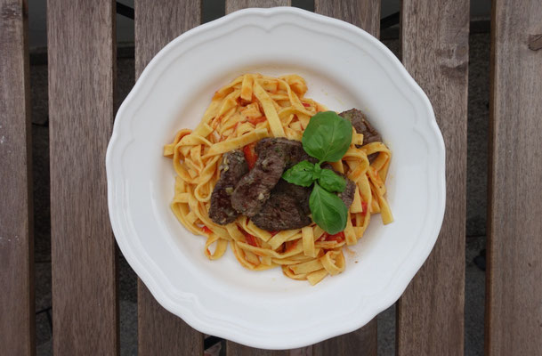 Mädchenvöllerei Pi mal Butter Saarland Food Blog Rezept Saarland Spaghetti Pasta mit Tomatensugo  Lammfilet