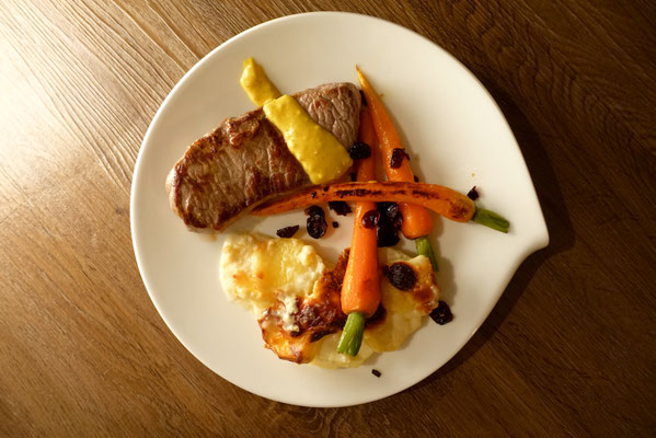 Roastbeef mit Kartoffelgratin, Möhrchen mit Cranberries und Café de Paris Pi mal Butter Mädchenvöllerei Saarland Rezept Hauptspeise festlich