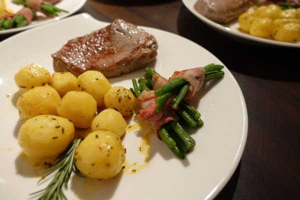 Mädchenvöllerei Pi mal Butter Food Blog Saarland Kochen Rezepte Cooking Cook Roastbeef mit kleinen Kartoffeln und Bohnen im Speckmantel mit einer Trüffel-Hollandaise