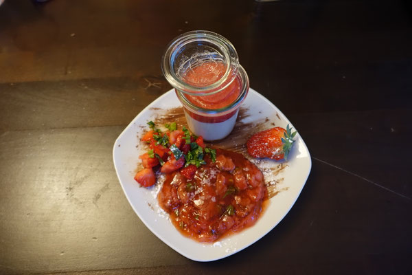 Karamellisierte Panna Cotta mit Erdbeeren - Pi mal Butter Mädchenvöllerei