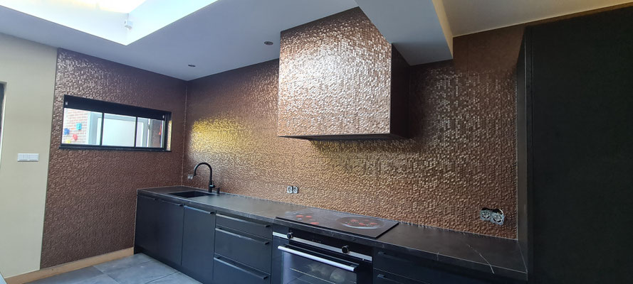 BTK Binnendijk Tegel en Kitwerk - Betegelen van keuken met 100x33 cm 3D schubben tegels in koper kleur