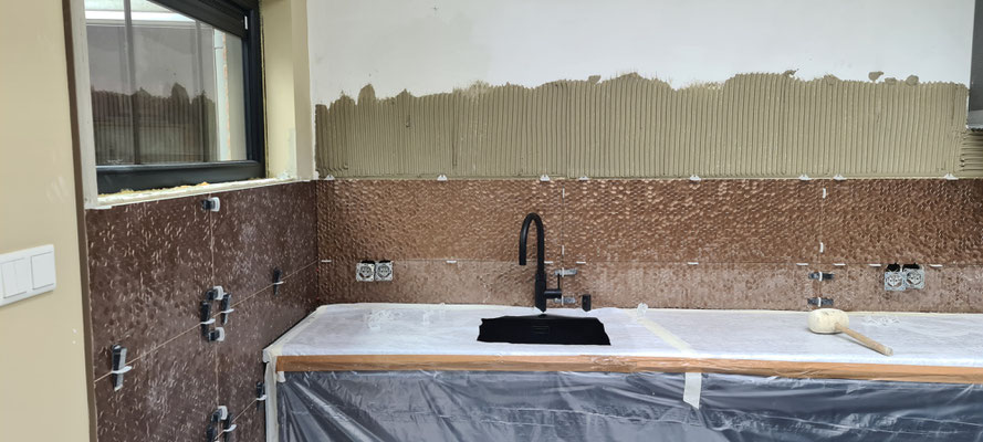 BTK Binnendijk Tegel en Kitwerk - Betegelen van keuken met 100x33 cm 3D schubben tegels in koper kleur