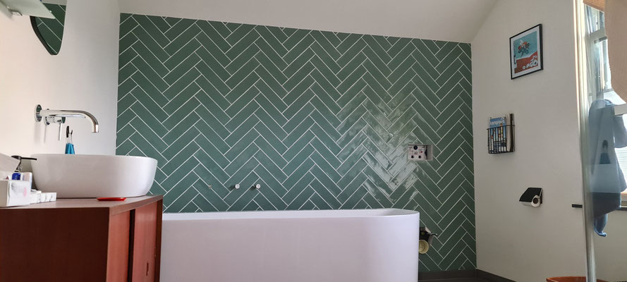 BTK Tegelzetters Venlo - tegelzetten visgraat - retro badkamer renovatie te Herten