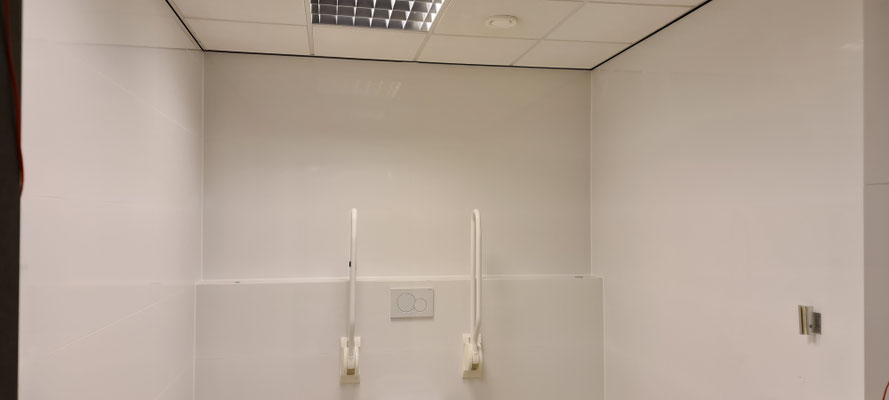 BTK Tegelzetters Venlo - realisatie invalidetoilet Viecuri te Panningen - eindresultaat na kitwerk