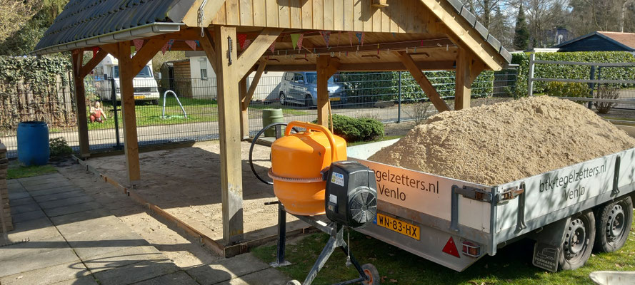 BTK Tegelzetters Venlo - aanleg overkapping met terras te Velden