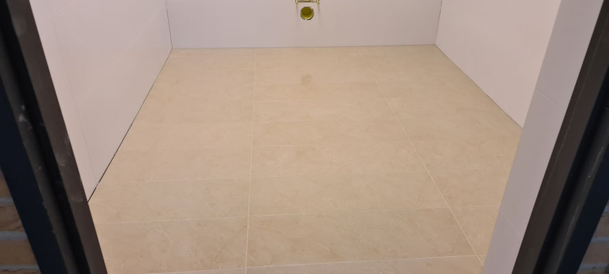 BTK Tegelzetters Venlo - realisatie invalidetoilet Viecuri te Panningen - voegen inwassen