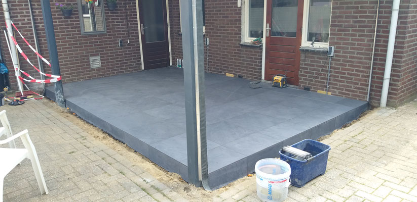 BTK Tegelzetters Venlo - aanleg terras buiten te Reuver - standaard uitgevoerd tegelwerk in verstek - keramische tegels 60x60x2 cm