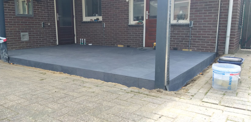 BTK Tegelzetters Venlo - aanleg terras buiten te Reuver - standaard uitgevoerd tegelwerk in verstek - keramische tegels 60x60x2 cm