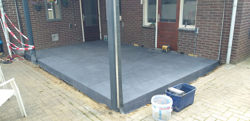BTK Tegelzetters Venlo - aanleg terras buiten te Reuver - standaard uitgevoerd tegelwerk in verstek - keramische tegels 60x60x2 cm